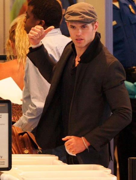 20090803-Kellan Lutz  arrived to Vancouver-11.JPG