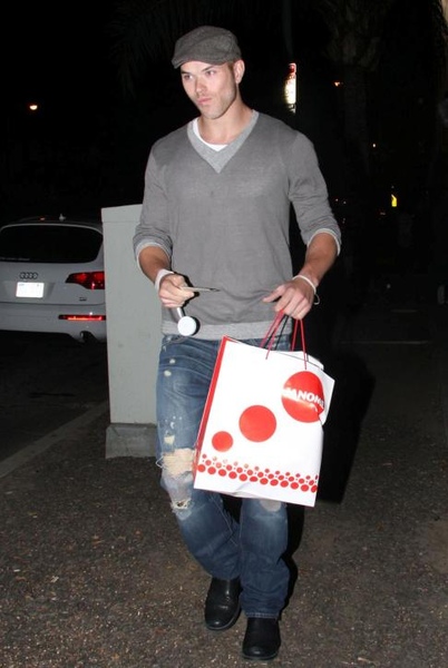 20090730-Kellan Lutz at Social nightclub-04.JPG