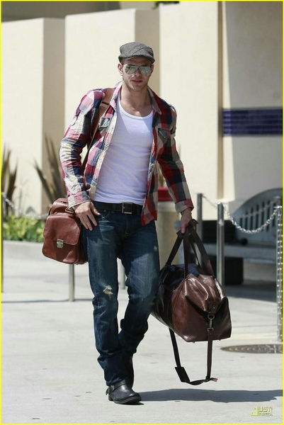 20090731-Kellan Lutz at Bob Hope Airport-01.jpg