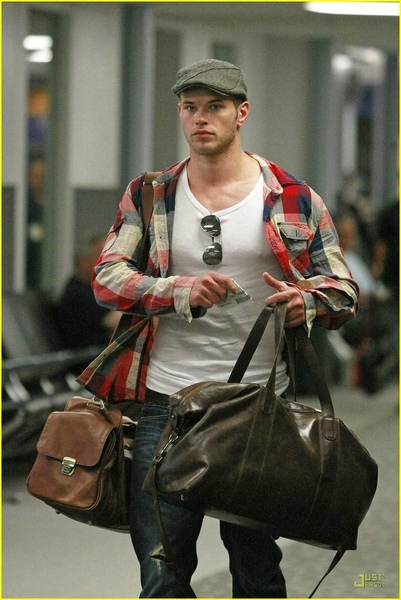 20090731-Kellan Lutz at Bob Hope Airport-09.jpg