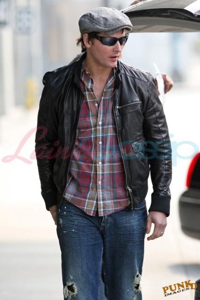 20090804-Peter Facinelli arrived today in Vancouver -05.jpg