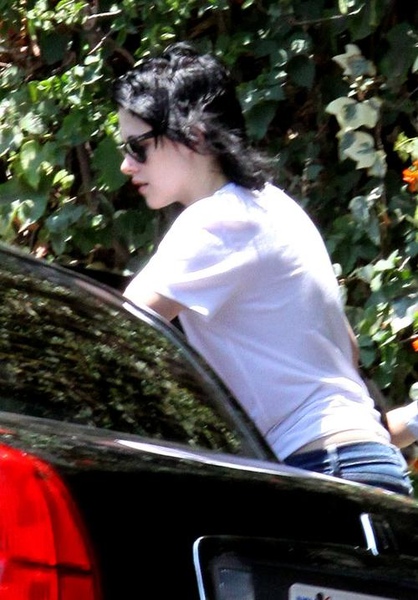 20090807-Kristen Stewart Leaves Rob’s Hotel-11.jpg