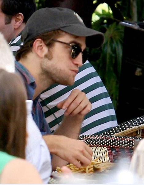 20090807-Rob in Chateau Marmont-06.JPG