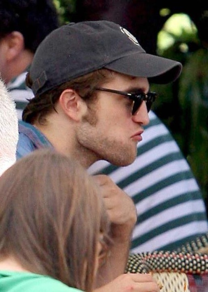 20090807-Rob in Chateau Marmont-09.JPG