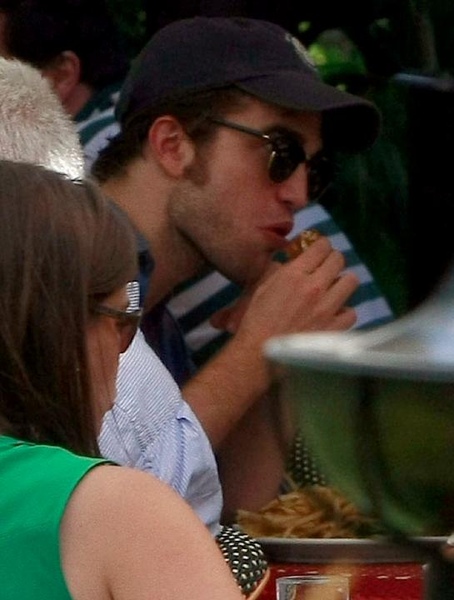 20090807-Rob in Chateau Marmont-12.JPG