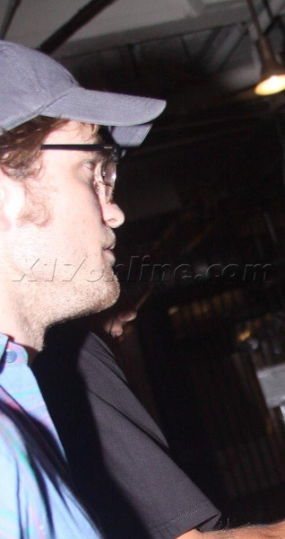 20090807-Rob Leaving Chateau Marmont-10.jpg