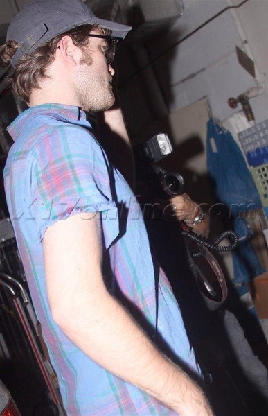 20090807-Rob Leaving Chateau Marmont-11.jpg