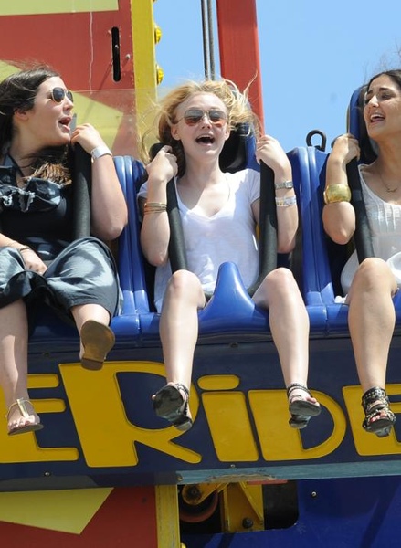 20090802-Dakota Fanning & friends at the Santa Monica Pier-02.JPG