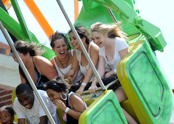 20090802-Dakota Fanning & friends at the Santa Monica Pier-15.JPG