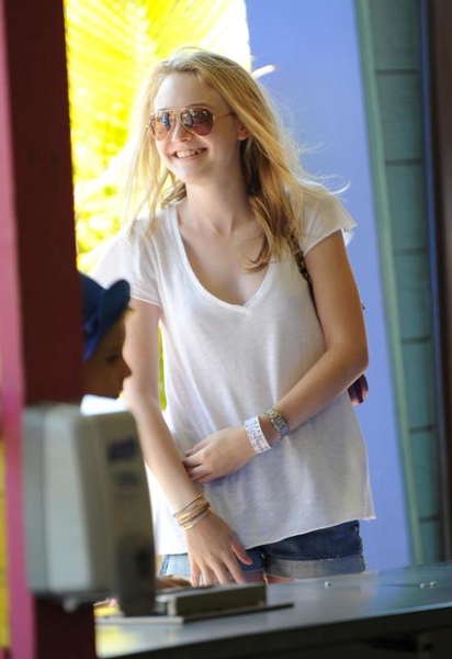 20090802-Dakota Fanning & friends at the Santa Monica Pier-17.JPG