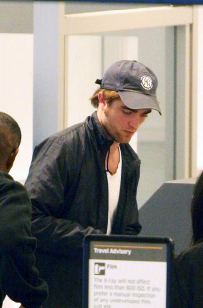 20090810-Robert Pattinson At LAX-05.JPG