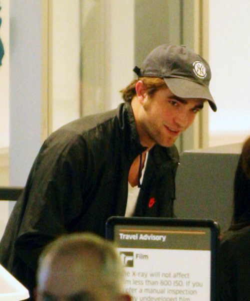 20090810-Robert Pattinson At LAX-09.JPG