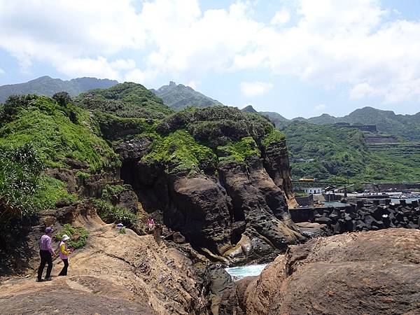 水湳洞一日遊:大野狼與小綿羊岩.趴睡狗狗岩.陰陽海.十三層遺