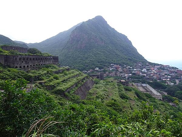 水湳洞一日遊:大野狼與小綿羊岩.趴睡狗狗岩.陰陽海.十三層遺