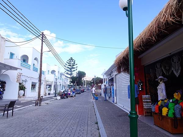 夢境勝地希臘旅遊:綿長海灘卡馬利鎮黑沙灘(Kamari Be