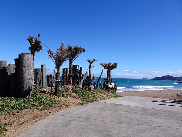 北海岸小景點悠遊:洋荳子咖啡屋.跳石公車站.中角灣國際衝浪基