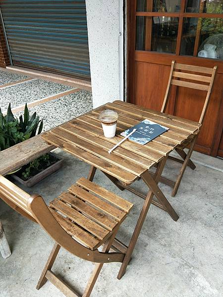 金茂利鐘錶咖啡的門外有一張古色古香的木製桌椅，點好咖啡後可以在這座這裡好好享用