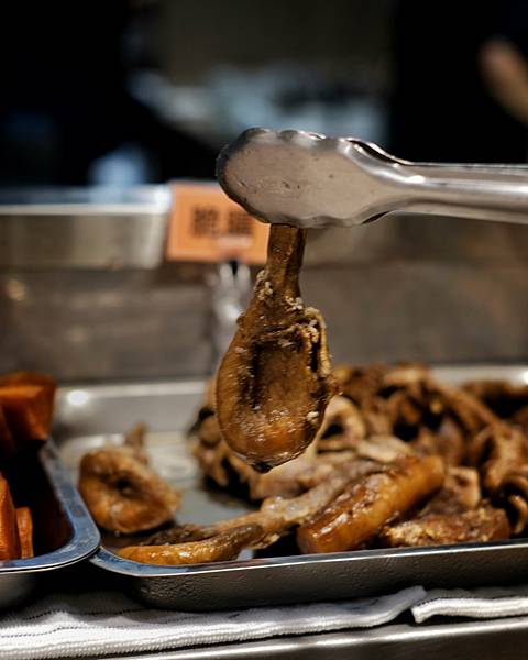 台南宵夜美食，海安路上東北老滷滷味店丹瓦樓,推潑辣麵辣的很過