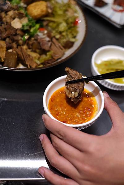 台南宵夜美食，海安路上東北老滷滷味店丹瓦樓,推潑辣麵辣的很過