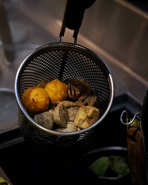 台南宵夜美食，海安路上東北老滷滷味店丹瓦樓,推潑辣麵辣的很過