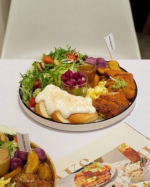 台南早午餐推薦，豐盛的早午餐拼盤搭配純白系簡約風格，AKS 