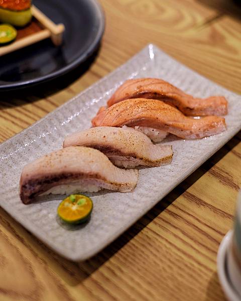 嘉義美食，熱門成仁街裡的日式料理，激推必吃炙燒鮭魚起司卷，穎