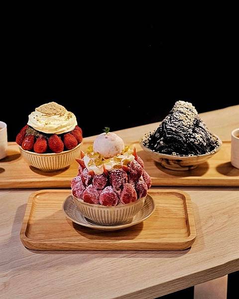 台南美食推薦，冰塔冬季限定夢幻草莓季雪花冰，擺滿草莓的浮誇系