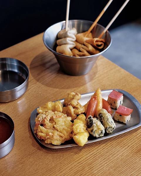 台南韓式火鍋吃到飽，魚板、各式年糕及韓國泡麵通通吃到飽，還能