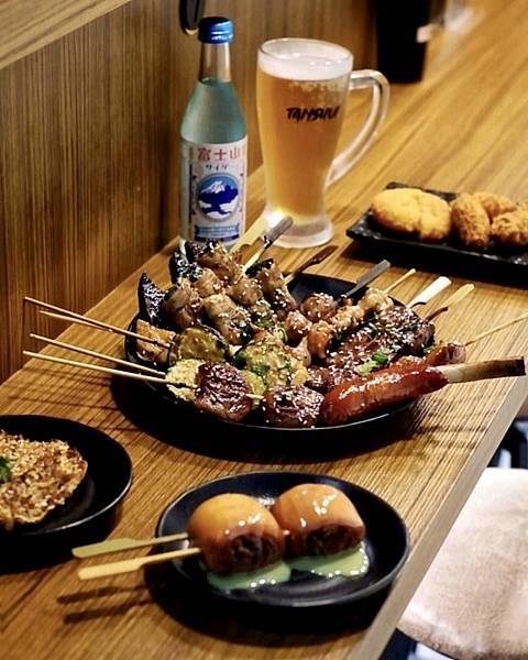 台南宵夜推薦，深夜也能吃串燒，多達50幾種串燒選擇多，炭水化