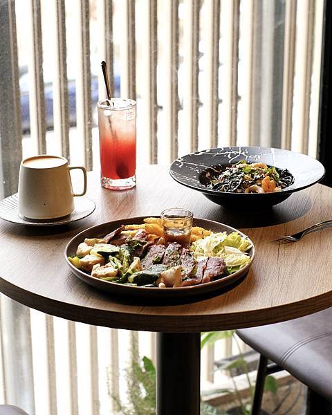 台南不限時咖啡廳，成大附近空間大，有插座和早午餐的咖啡廳，s