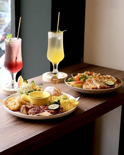 台南擼貓咖啡廳，洢玖有早午餐盤和甜點飲品，低消只要$110就