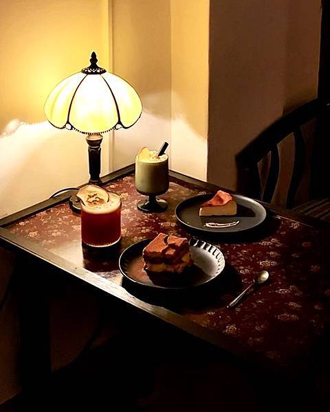 台南深夜咖啡廳兼酒吧，開到凌晨2點的約會基地角窟，大人味提拉