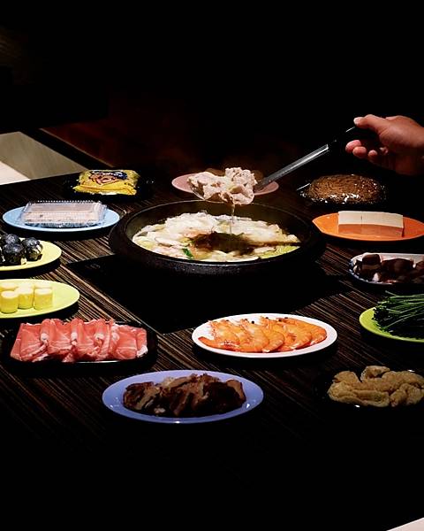 台南石頭火鍋，鄰近仁德交流道的桌邊爆香石頭村傳統石頭火鍋，自