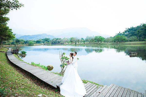 高雄自助婚紗新風格~歐式鄉村風~攝影婚紗~自助婚紗新人推薦  優美閒靜山水畫境,似夢如幻穿著潔淨白紗恰如神仙眷侶般幸福美滿~令人陶醉美不勝收