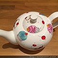 茶壺 材質：骨瓷（骨碳含量48%） 茶壺：壺口直徑6.5cm 底部直徑7cm 最大直徑12cm 高11.5cm（不含蓋） 容量約980ml 淨重445g