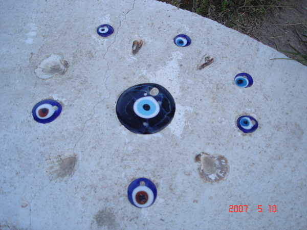 灶上到海邊散步..沿路可以看見鑲著藍眼睛的裝飾..