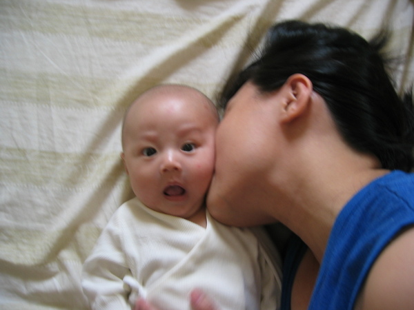 970607~親一下..(媽咪OS.有必要這麼驚訝嗎?)