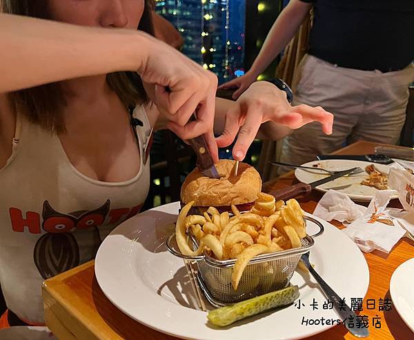 (遠百信義A13美食)Hooters美式餐廳(信義店)/(完 (遠百信義A13美食)Hooters美式餐廳(信義店)/(完