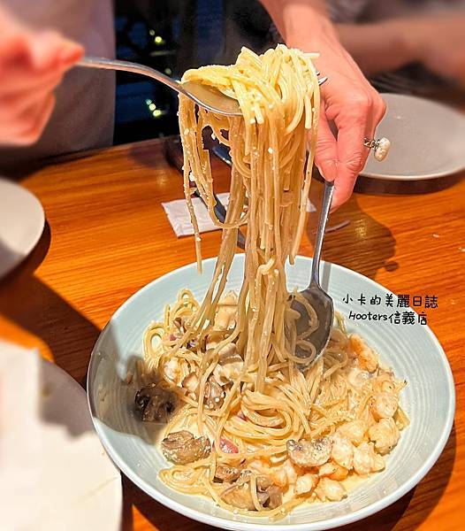 (遠百信義A13美食)Hooters美式餐廳(信義店)/(完 (遠百信義A13美食)Hooters美式餐廳(信義店)/(完