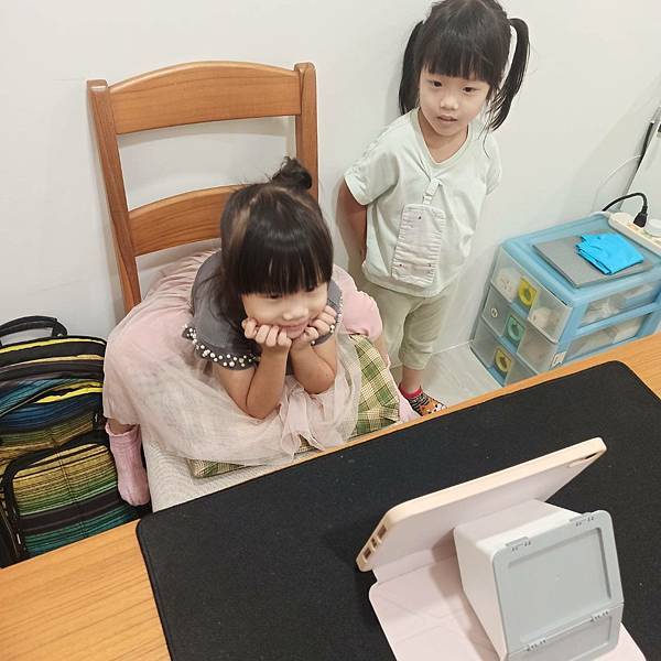 【線上英文】讓慢熟的雙妞開口說英文_OiKID線上英文課程線