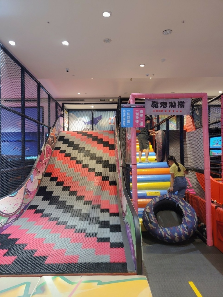 ♥【宜蘭。蘇澳】空氣島彈跳工廠 彈跳床 碰碰車 空氣槍 電玩 ♥【宜蘭。蘇澳】空氣島彈跳工廠 彈跳床 碰碰車 空氣槍 電玩