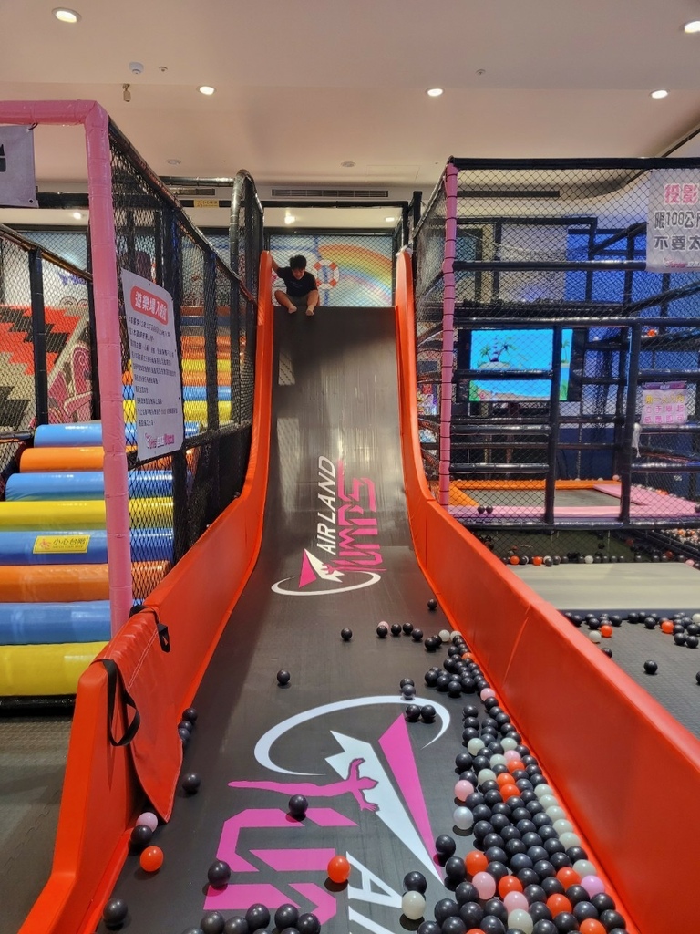 ♥【宜蘭。蘇澳】空氣島彈跳工廠 彈跳床 碰碰車 空氣槍 電玩 ♥【宜蘭。蘇澳】空氣島彈跳工廠 彈跳床 碰碰車 空氣槍 電玩