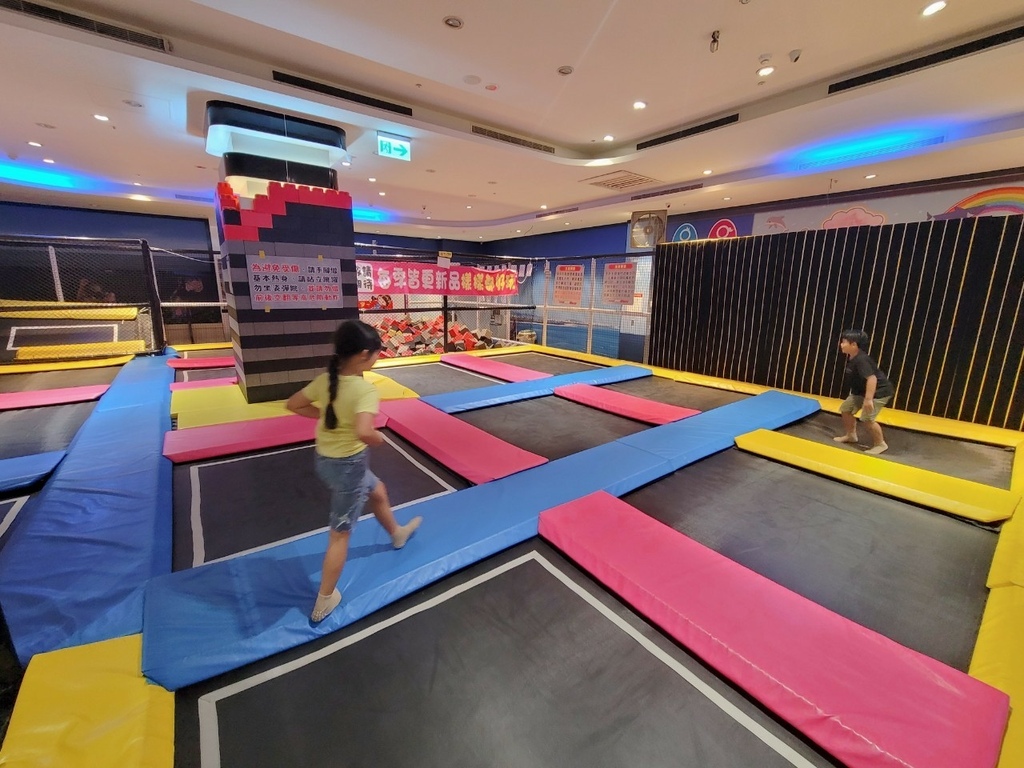 ♥【宜蘭。蘇澳】空氣島彈跳工廠 彈跳床 碰碰車 空氣槍 電玩 ♥【宜蘭。蘇澳】空氣島彈跳工廠 彈跳床 碰碰車 空氣槍 電玩