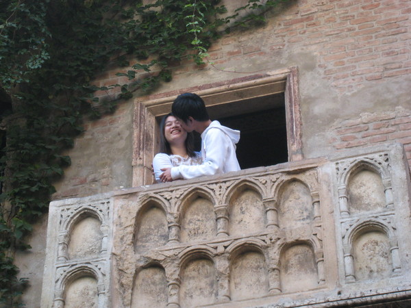 就是這個陽台－－－羅密歐與茱麗葉互訴衷情之處（可愛的團友們一對接著一對被強迫在陽台上kiss)