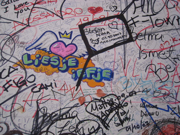進入茱麗葉之家的入口處，整片牆都是來自世界各地祈求戀情順利的塗鴉