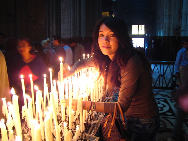 米蘭大教堂內點祈福蠟燭