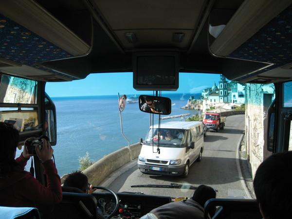 阿瑪菲海岸延路都是小小的馬路，常常要會車－－－此時就要考驗司機的技術了