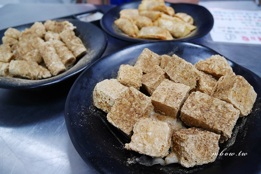 飽食高雄鳳山 花村藥膳豆腐 豆腐香氣十足外酥內軟搭上特製醬料與泡菜 還有老闆私藏必點菜單黃金餃及豆腸