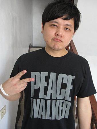 (4)我們都喜歡PEACE-他穿上peace衣服手勢就會比peace