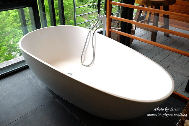 宜蘭礁溪住宿∣在鷺上生活會館．獨棟的庭園住宅，每間房間都有透明的衛浴空間和大浴缸，庭院裡有私人游泳池，更有溫馨下午茶和豐盛的九宮格早餐 @QQ的懶骨頭